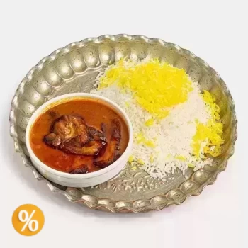 چلو خورشت قیمه بادمجان - 250 گرم خورشت قیمه بادمجان، 50 گرم گوشت گوساله، بادمجان سرخ کرده، 330 گرم برنج ایرانی