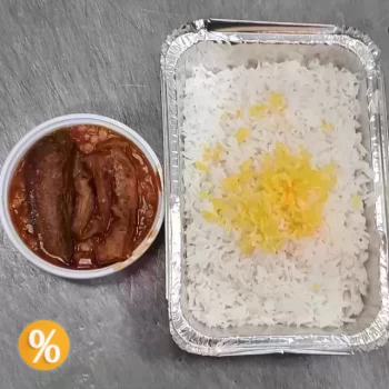 چلو خورشت قیمه بادمجان - 250 گرم خورشت قیمه بادمجان، 100 گرم گوشت گوساله، بادمجان سرخ شده، 350 گرم برنج ایرانی، ریحان، نان لواش