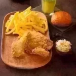 مرغ سوخاری دو تکه نرمال با سیب زمینی سرخ کرده - 2 تکه مرغ، ادویه سوخاری، سیب زمینی سرخ کرده، سالاد کلم، یک ع...