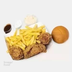 مرغ سوخاری سه تکه اسپایسی - 3 تکه ران مرغ سوخاری، سالاد کلم، سیب زمینی سرخ شده، سس سیر،...