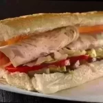 ساندویچ ژامبون مرغ سرد - 3 ورق ژامبون مرغ 80%، گوجه، خیارشور، کاهو، سس مخصوص، نان باگ...