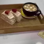 کاردینال توت فرنگی جعبه کوچک 700 الی 800 گرم (6 تا 8 عدد) - دسر اتریشی Kardinale Schnitte با خامه مخصوص الهیه 33 و تکه ه...