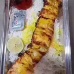 چلو جوجه کباب (ران) - 250 گرم جوجه کباب ران مرغ، برنج ایرانی درجه یک، گوجه، فلفل ک...