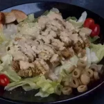 سالاد سزار سوخاری  - 2 عدد فیله مرغ سوخاری، کاهو پیچ، گوجه گیلاسی، زیتون، پنیر پا...