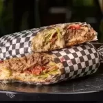 ساندویچ رست بیف  - رست بیف گوساله، پنیر میکس، کاهو، خیارشور، سس قارچ، نان باگت