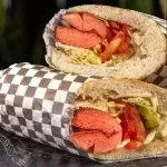 ساندویچ هات داگ کلاسیک  - یک عدد سوسیس هات داگ 90%، گوجه، خیارشور، کاهو، سس مخصوص، چیپ...