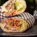 ساندویچ ژامبون میکس سرد - 120 گرم ژامبون میکس مرغ و گوشت ممتاز 90%، خیارشور، گوجه، کاه...