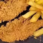 فیله استریپس 2 تکه - 2 عدد فیله مرغ سوخاری، سیب زمینی سرخ شده، سالاد کلم، نان برو...