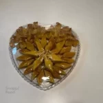 باقلوا طرح قلب کد ۲۱۷ 1 کیلوگرم - باقلوای یزدی با طرح بسته بندی قلب مناسب برای استفاده همراه چ...