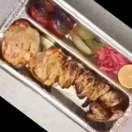 خوراک جوجه کباب با استخوان - یک سیخ جوجه کباب کامل یک کیلوگرمی، دورچین: گوجه کبابی، خیارش...