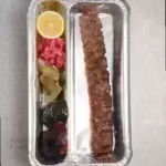 خوراک کباب لقمه زعفرانی - یک سیخ کباب لقمه زعفرانی گوشت گوسفندی 200 گرمی، دورچین: گوجه...