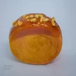رول نیویورکی کارامل و بادام زمینی - یک عدد رول نیویورکی و کارامل و کره بادام زمینی