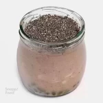 کاسه گوجی بری قرمز - موز، توت فرنگی، انبه، گوجی بری، تخمه کدو، پرک بادام درختی، چ...