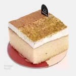 کیک سه شیر - کیک اسفنجی به همراه طعم دهنده شیرعسلی، خامه وانیلی و گارنیش...