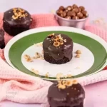 کیک شکلات فندق یک کیلوگرم (10 عدد) - اسفنج شکلاتی، فیلینگ شکلات و فندق