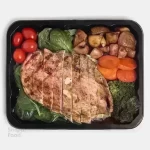 بشقاب سینه مرغ گریل با سبزیجات لوتوس - سینه مرغ گریل.سبزیجات طعم دار شده (بروکلی.هویج.قارچ).کاهو.گو...