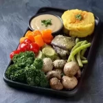 بشقاب سبزیجات گریل - سبزیجات آب پز شده روز متناسب و متغیر با فصل، سیب زمینی، سس ا...
