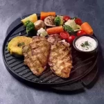 فیله مرغ گریل - 250 گرم سینه مرغ گریل شده، سبزیجات تازه آب پز شده روز متناسب...