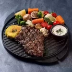 ﻓﯿﻠﻪ اﺳﺘﯿﮏ گریل - 250 گرم فیله گوساله گریل شده، سبزیجات تازه گریل شده روز متنا...