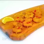 میگو کبابی 1 کیلوگرم - میگو کامل، طعم دار شده با سس زعفران در سیخ چوبی در بسته بندی...