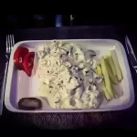 بیف استروگانف یک پرس - 110 گرم فیله گوساله، پیاز، قارچ، سس سیر، خامه، ادویه مخصوص س...