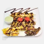 فیله مرغ گریل شده - 350 گرم فیله مرغ گریل شده، سس باربیکیو، دورچین: سبزیجات تفت...