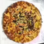 پیتزا ویژه سزار آمریکایی سه نفره (33 سانتی متری) - خمیر پیتزا آمریکایی دست ساز، ژامبون گوشت 80%، ژامبون مرغ 80%...