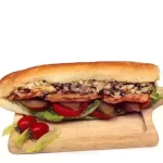 ساندویچ فیله با قارچ و پنیر - 3 عدد فیله گریل، خیار شور، گوجه، کاهو، سس مخصوص، نان باگت