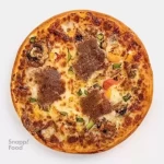 پیتزا استیک گوشت بره آمریکایی 27 سانتی متری دو نفره (250 گرم) - خمیر پیتزا آمریکایی، گوشت بره استیک شده، سس مخصوص، قارچ، پنی...