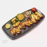 خوراک جوجه کباب با استخوان - یک سیخ جوجه کباب با استخوان 500 گرمی، دورچین: فلفل کبابی، لی...