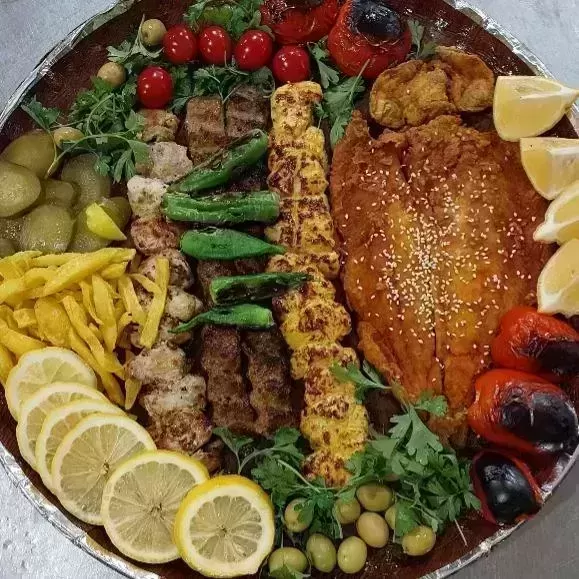 تهیه غذای وحید-سینی ها